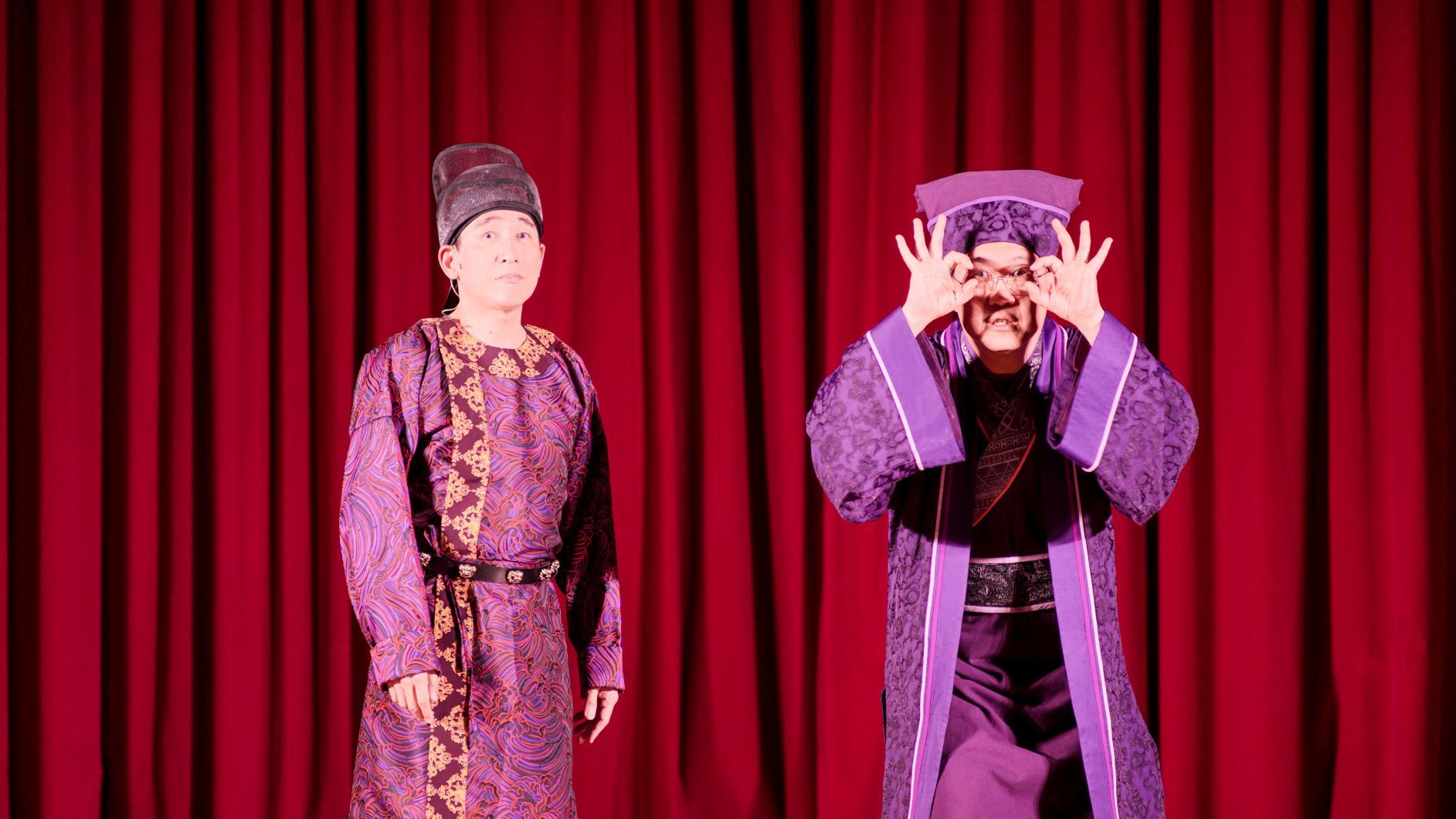 亞大藝文季邀請知名相聲劇團「相聲瓦舍」演出，由知名相聲演員宋少卿(左)、馮翊綱帶來年度新作《三十三》。