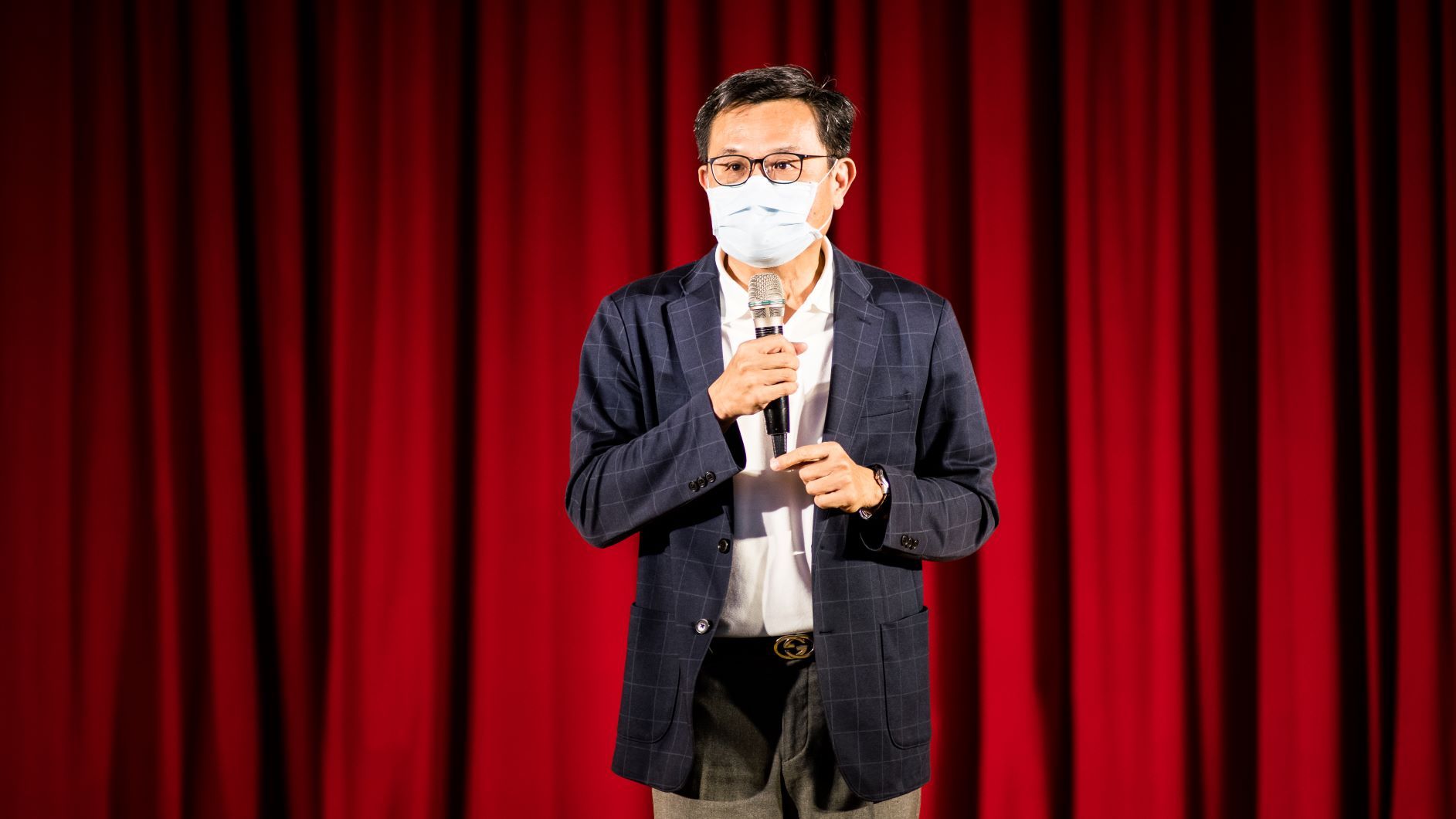 张少樑学务长为2021亚大艺文季第一场「艺术的亚大」活动开场，并带领全场师生一起为台铁太鲁阁号事件罹难者默哀。