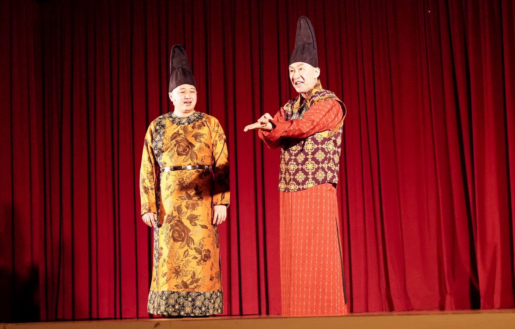 亚大艺文季邀「相声瓦舍」演出，演员黄士伟（右）、翁铨伟说学逗唱笑翻全场。