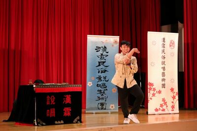 漢霖青年演員黃孝與賈祥國聯袂演出現代版相聲，，生動描繪現代年輕人生活壓力，引發全場共鳴與笑聲。